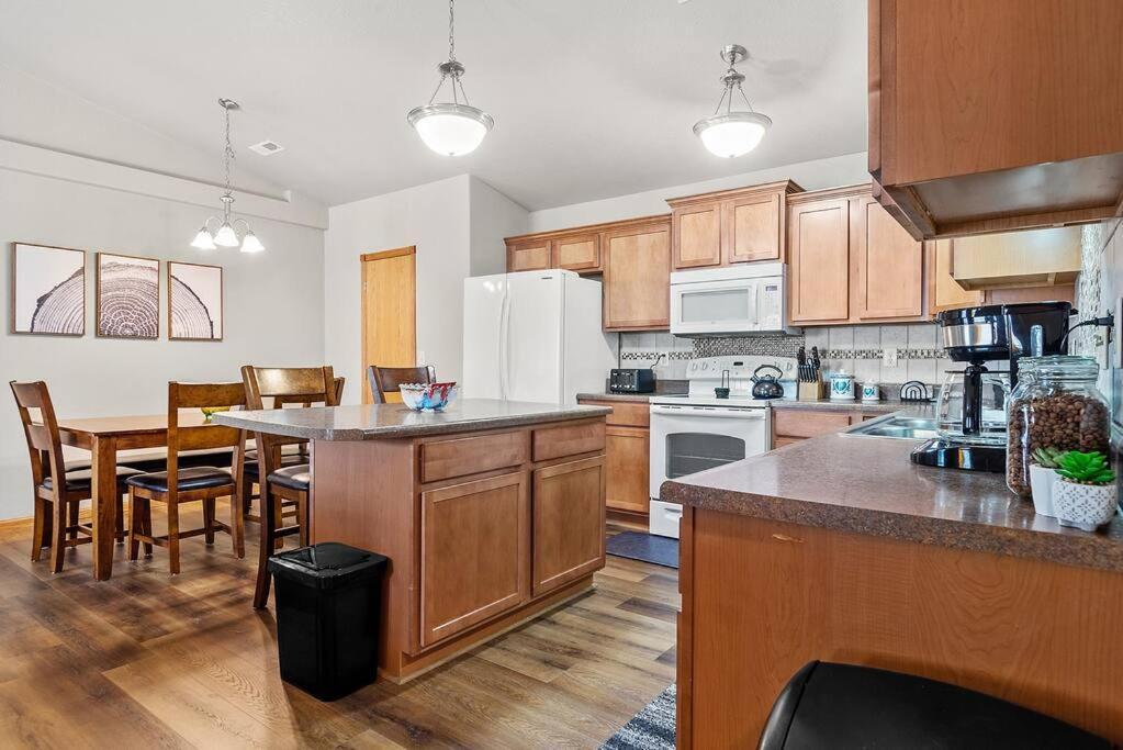Convenient Townhouse - Near Airport Villa Rapid City Exterior photo