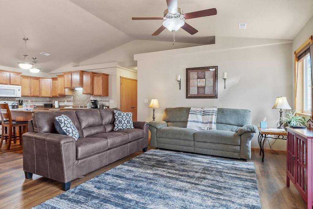Convenient Townhouse - Near Airport Villa Rapid City Exterior photo