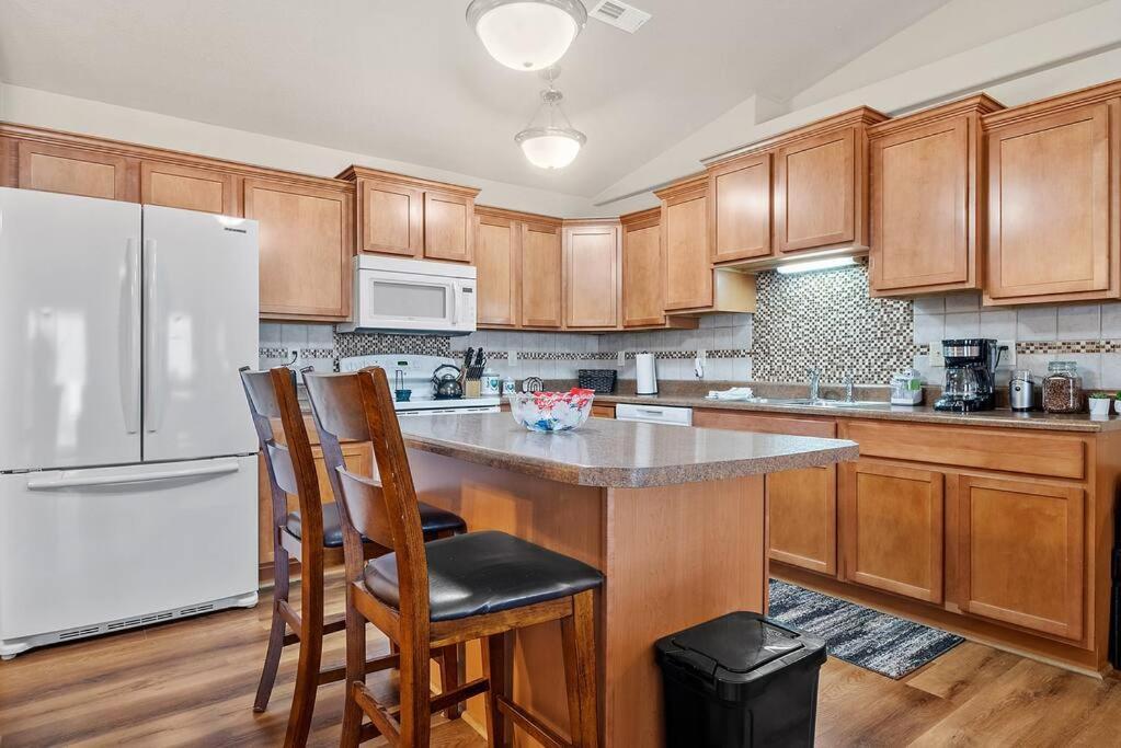 Convenient Townhouse - Near Airport Villa Rapid City Exterior photo