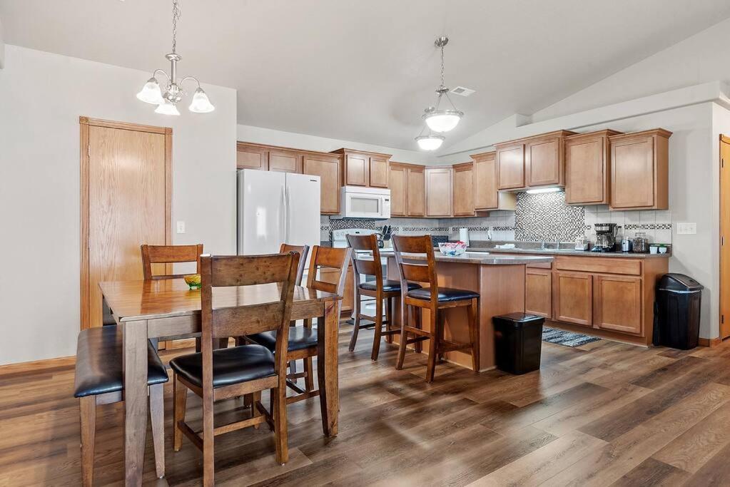 Convenient Townhouse - Near Airport Villa Rapid City Exterior photo