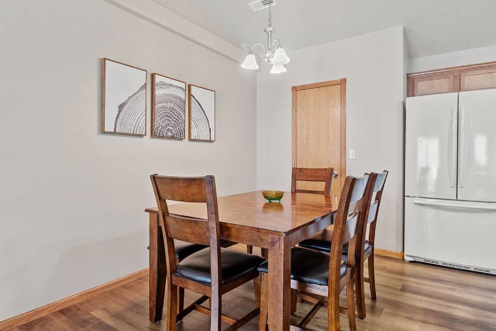 Convenient Townhouse - Near Airport Villa Rapid City Exterior photo